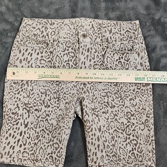 White House Black Market Leopard Print MidRise Skinny Crop Bermuda Shorts Size6 - Picture 7 of 9